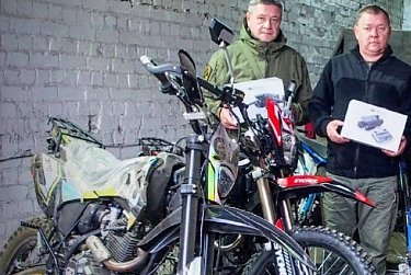 Парламентарий передал бойцам мотоцикл и четыре «птички»